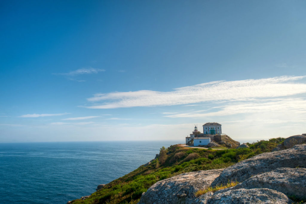 Vista del faro de Finisterre.Excursiones desde Santiago de Compostela para turistas