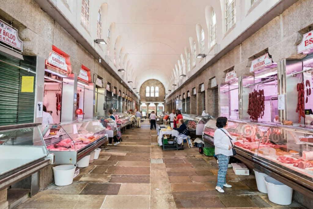 Interior de nave del mercado de abastos de Santiago de Compostela