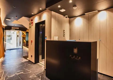 Recepción del hotel, entre los dos edificios