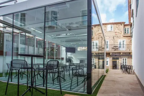 Zona de desayunos acristalada, en el patio entre los dos edificios, junto a la recepción