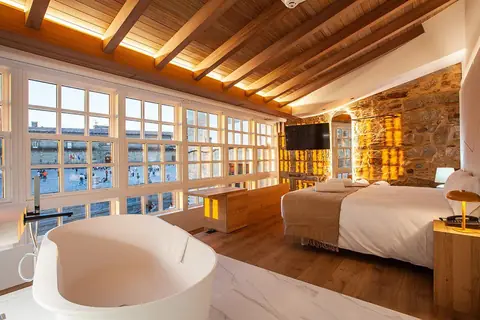 Habitación abuhardillada con ventanales a la Plaza del Obradoiro