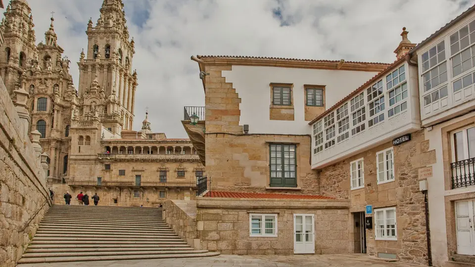 El edificio del hotel, con su galería, junto a la escalinata de la Catedral de Santiago